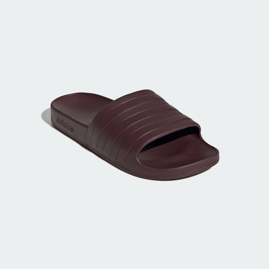 Tongs Adidas Adilette bordeaux avec trois bandes.