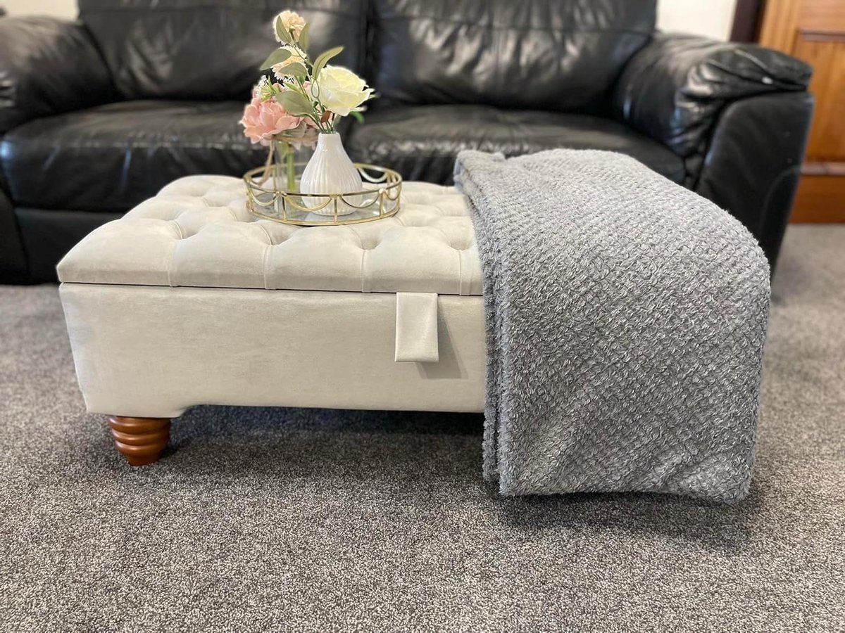 Gestoffeerde Voetenbank - Ottomaanse Poef - Woonkamer Ontspanning - Handgemaakt Chesterfield Design - 90x45x30 cm - Goud