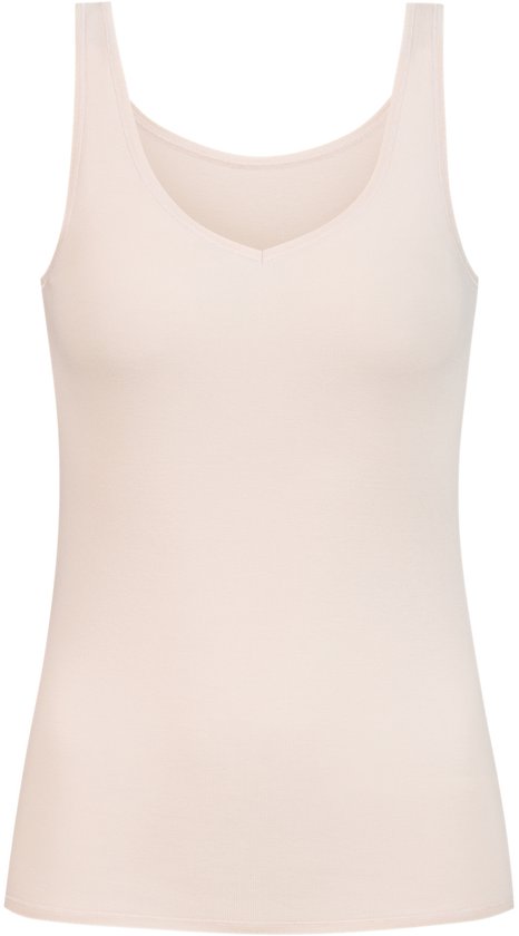 Un débardeur beige uni à col en V et bretelles larges, flottant sur fond blanc.