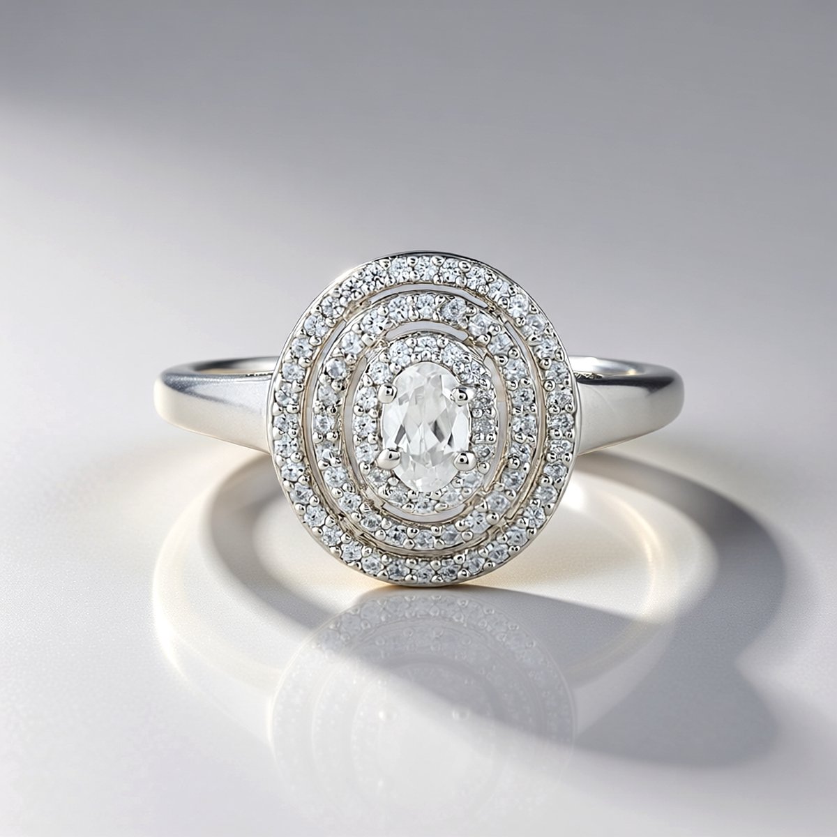 Cavill - Elegante zilveren ring 925 Sterling Zilver - Ovale Cambodjaanse Zirkoon 0,60 ct & 76 ronde zirkonen 1,21 ct - Modern halo design