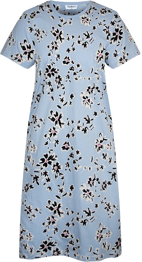 Lichtblauw nachthemd met korte mouwen en een all-over bloemenprint in zwart, wit en roze.