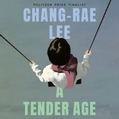 Een kind met donker haar zit op een schommel, met de rug naar de kijker. Ze draagt een witte jas met roze sjaal. De titel 'A TENDER AGE' en 'CHANG-RAE LEE' staan op de omslag.