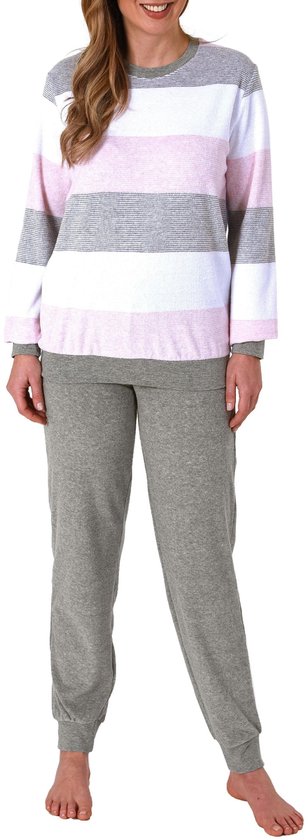 Een vrouw in een pyjamaset: een top met roze, witte en grijze horizontale strepen en een effen grijze broek.