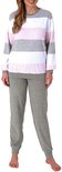 Een vrouw in een pyjamaset: een top met roze, witte en grijze horizontale strepen en een effen grijze broek.