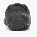 Achterkant van zwarte Merrell Vapor Glove 6 sportschoenen met een grof, geometrisch profiel op de zool. Het Merrell-logo staat op de hiel.
