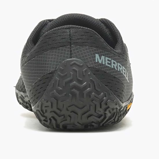 Achterkant van zwarte Merrell Vapor Glove 6 sportschoenen met een grof, geometrisch profiel op de zool. Het Merrell-logo staat op de hiel.