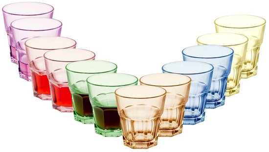 Une série de douze verres colorés, du rose au jaune, formant un demi-cercle.