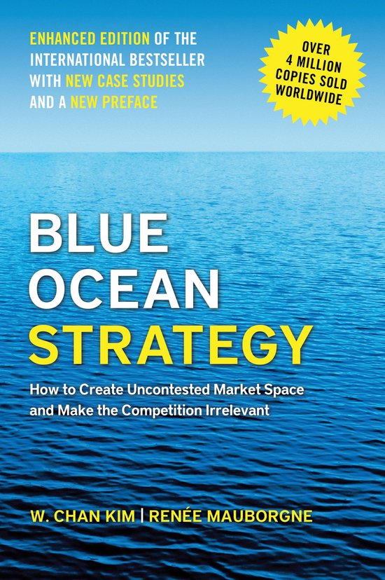 Boek 'Blue Ocean Strategy'. Een verbeterde editie van de internationale bestseller met nieuwe casestudies en een nieuw voorwoord. "Over 4 miljoen exemplaren wereldwijd verkocht". De titel en auteurs staan op een achtergrond van een kalme, blauwe zee.