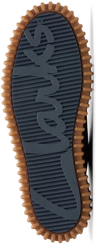 Onderkant van een donkerblauwe suède schoen, met bruine zool en 'Clarks' logo.
