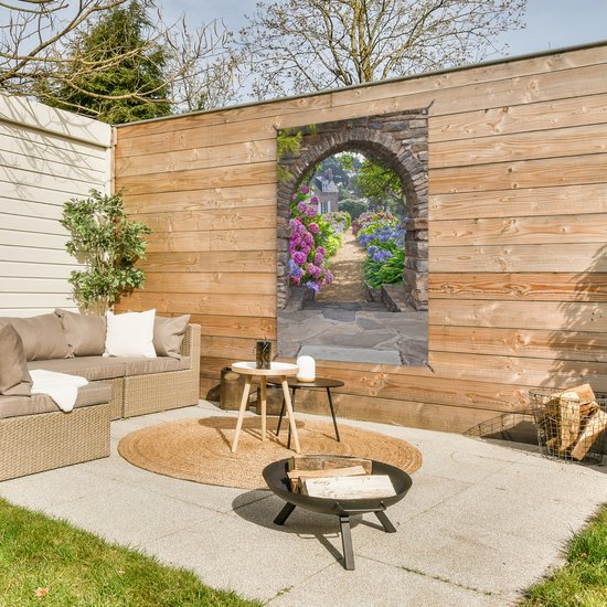 Tuinposter poort - Doorkijk - Hortensia - Bloemen - Natuur - Huis - Zomer - Tuindoek - Tuin - Schuttingdoek - 80x120 cm - Schutting decoratie - Tuindecoratie - Tuinschilderij voor buiten - Buitenposter
