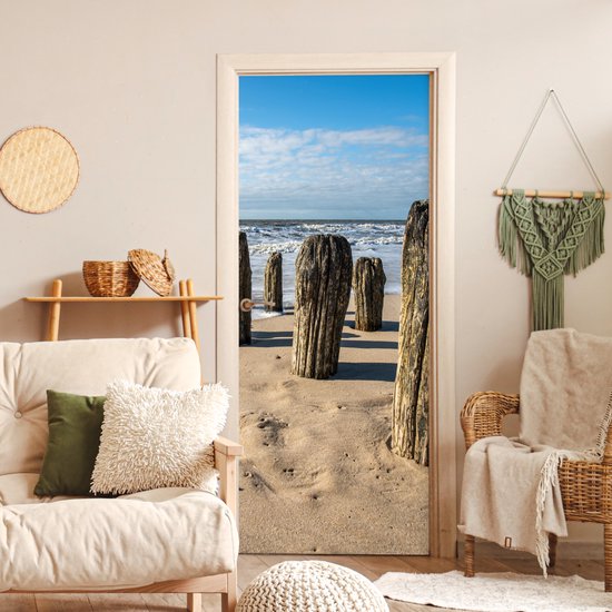 Deurposter 90x205 cm - Deursticker Zand - Strand - Paal - Water - Zomer - Meubelfolie zelfklevend - Deurfolie woonkamer - Interieurfolie fotobehang - Deur plakfolie - Deurstickers - Deurbehang sticker - Kamer decoratie