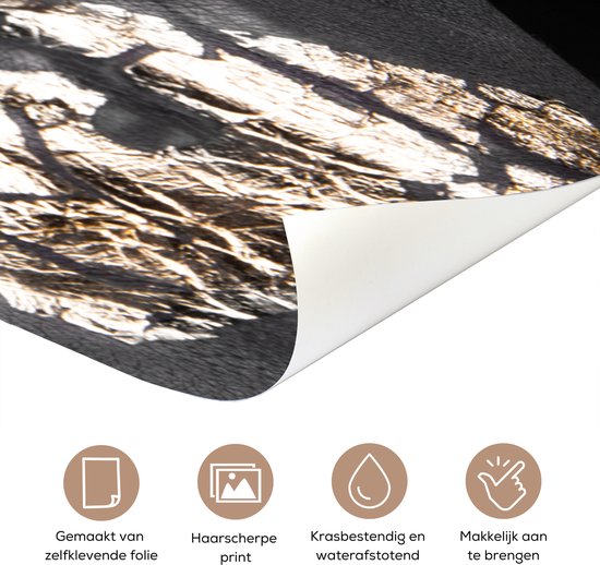 Deurfolie met een deel van een gezicht in zwart met gouden accenten en tekst. Het betreft een zelfklevende, krasbestendige en waterafstotende print.