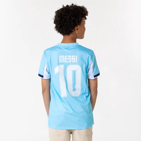 Jongen met willekeurig krullend haar draagt de achterkant van een lichtblauw voetbalshirt met 'MESSI 10' in het wit.