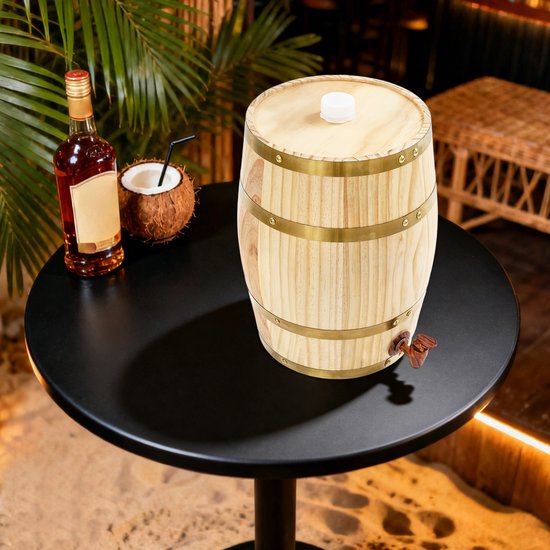 Houten vat met tapkraan op tafel bij een fles drank en kokosnoot.