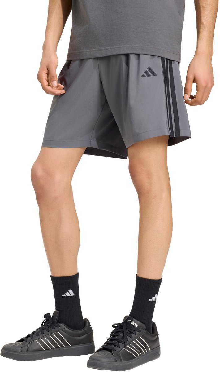adidas Sportswear Basic 3-Stripes Chelsea Lichte Woven Short Heren Grijs