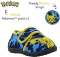 Blauwe pantoffel met camouflageprint, gele band en opdruk van Pikachu. "Official Pokemon product", "Trendy Pikachu design".