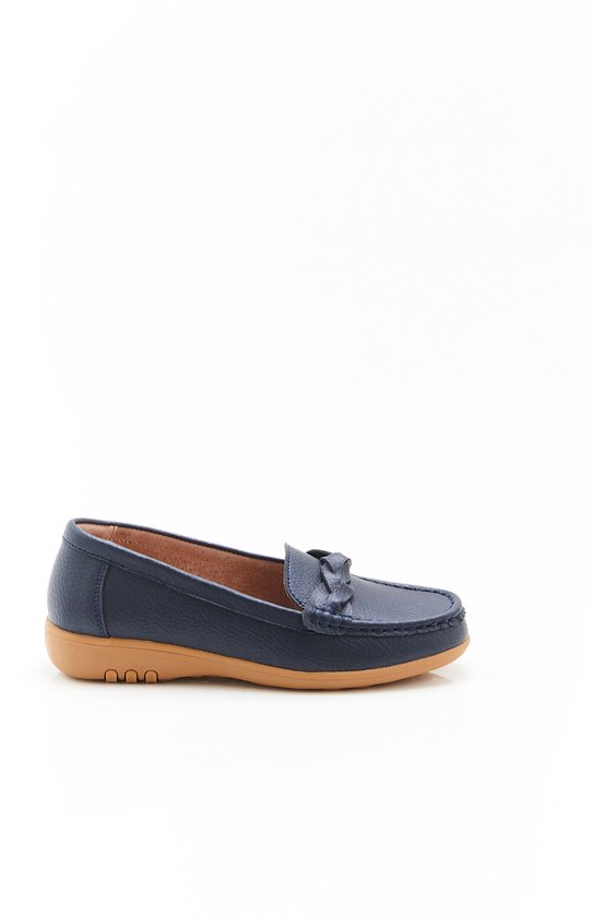 Zijaanzicht van donkerblauwe leren mocassins met strikdetail en bruine zool.