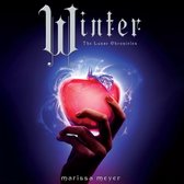Boek kaft met de titel 'Winter' uit 'The Lunar Chronicles'. Een hand met rode nagellak houdt een gloeiende rode appel vast tegen een blauwe achtergrond.