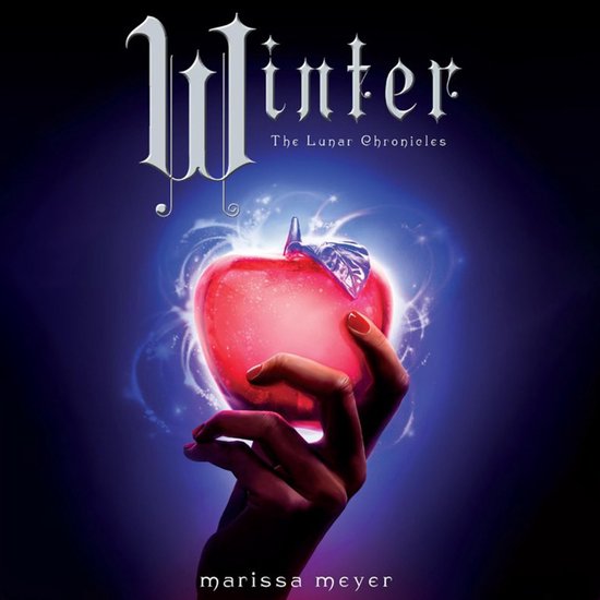 Boek kaft met de titel 'Winter' uit 'The Lunar Chronicles'. Een hand met rode nagellak houdt een gloeiende rode appel vast tegen een blauwe achtergrond.