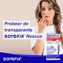 Vrouw met witte t-shirt die haar neus aanraakt, naast een doosje SoreFix Rescue. Tekst: 'Probeer de transparante SoreFix Rescue'.