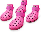 Vier roze hondenschoenen met klittenbandsluiting en ronde ventilatiegaten.