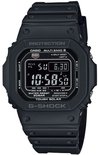 Zwarte Casio G-Shock met digitaal display en robuuste band. Toont 10:58:50.