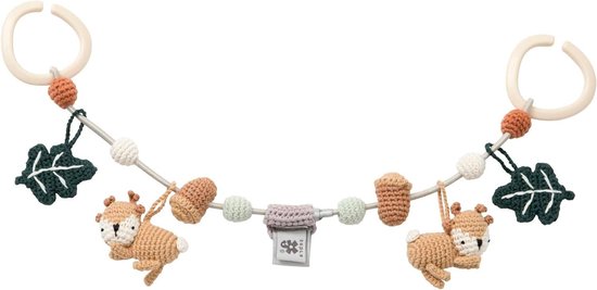 Kinderwagenhanger met gehaakte hertjes, eikels, bladeren en balletjes in neutrale tinten.