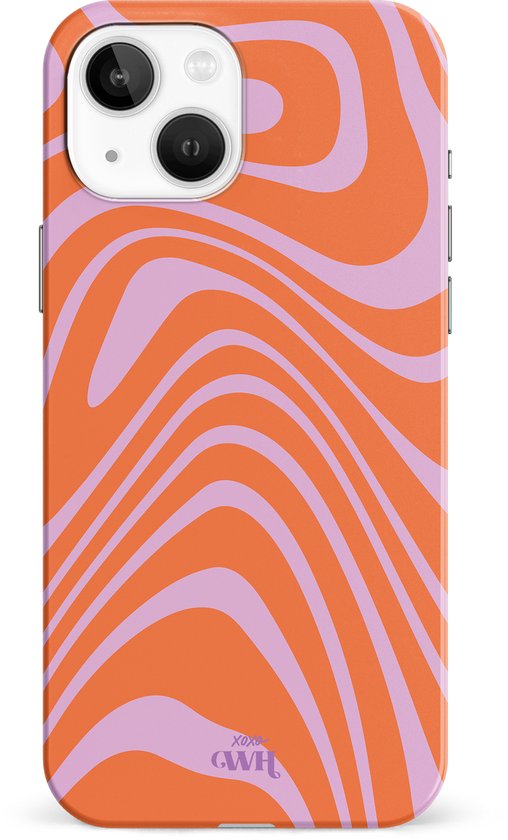 iPhone 13 hoesje met oranje en lila golvenprint. Het hoesje heeft een logo op de onderkant.