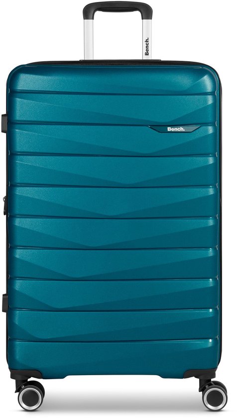 Een gesloten teal Bench koffer met een textuur van horizontale lijnen, met een uitschuifbare handgreep en wieltjes.