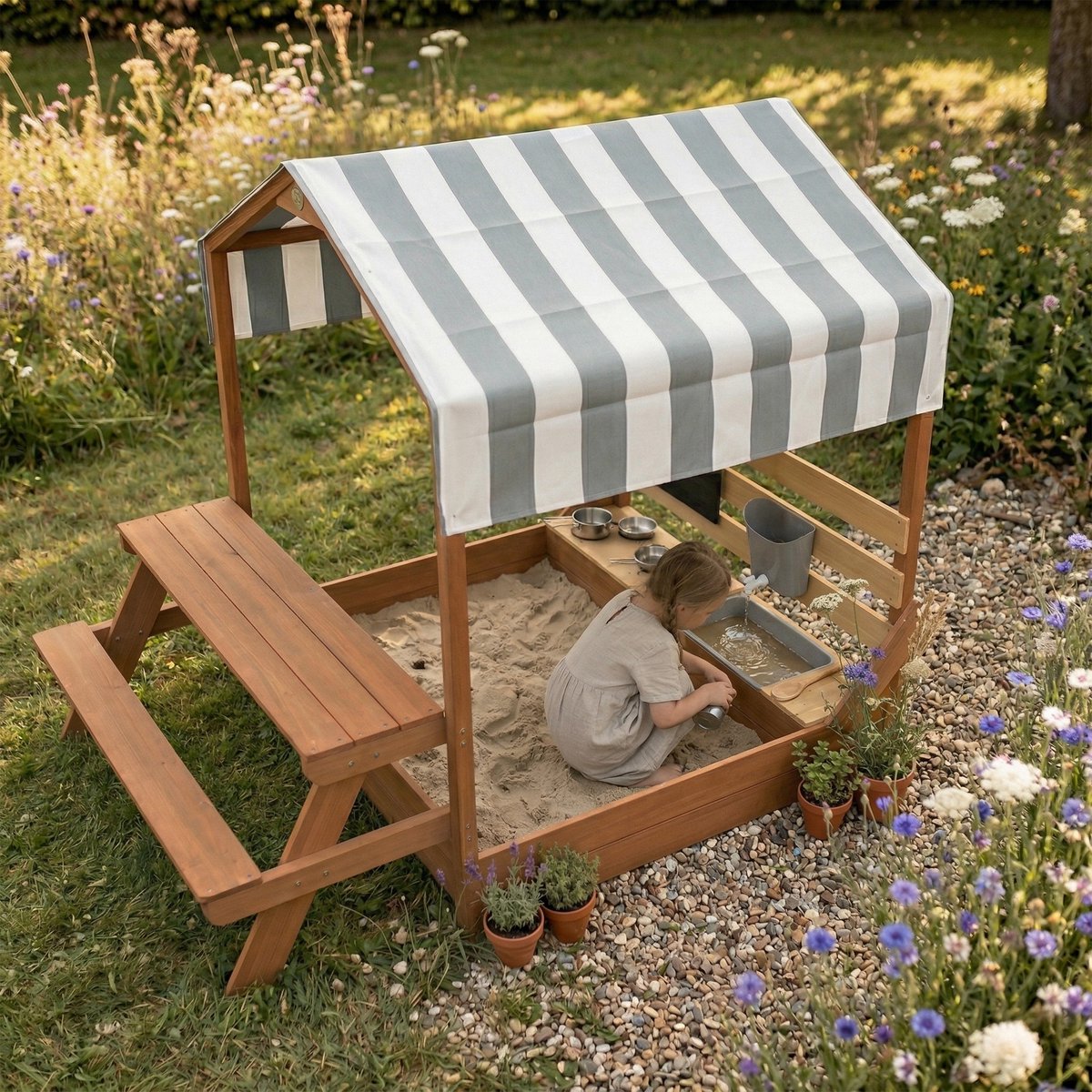 AXI Bo Zandbak & Speelhuisje 159 x 105 cm met Speelkeuken en Picknicktafel Bruin – FSC hout – Met Krijtbord en 6-delig Zandbak Accessoireset – Inclusief afdekzeil en gronddoek – 10 jaar garantie — afbeelding 2