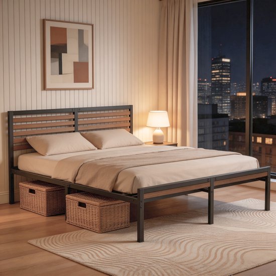 Modern metalen bedframe met houten latten in hoofdeinde, opgemaakt met beige beddengoed en rieten manden eronder.