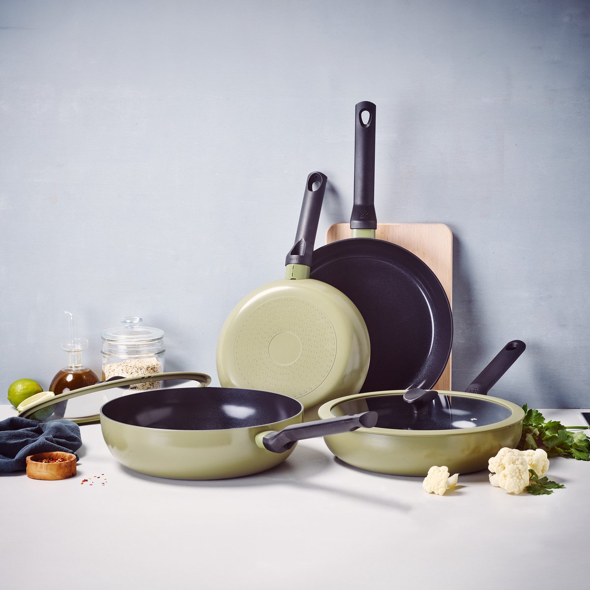 BK Enjoy Keramische Wokpan met deksel, 28 cm/4,2 l, PFAS-vrij, geschikt voor inductie, ovenvast tot 160 °C, vaatwasmachinebestendig, snelle verwarming, Cool-Touch-handgrepen, olijfgroen