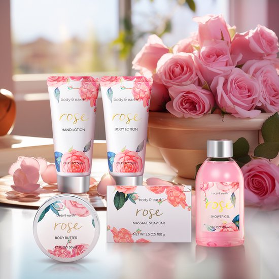 De Body & Earth Rose collectie: Hand Lotion, Body Lotion, Shower Gel, Massage Soap Bar, Body Butter. Wit met roze rozen decoratie.