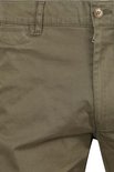 Detail van de olijfgroene chino broek, met knopen en een rits.