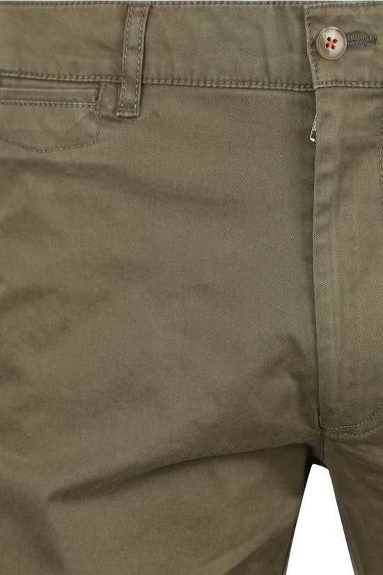 Detail van de olijfgroene chino broek, met knopen en een rits.