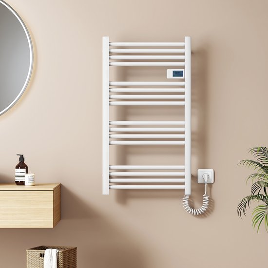 Witte elektrische handdoekradiator opgehangen aan de muur van een badkamer, met een spiegel en houten meubel.