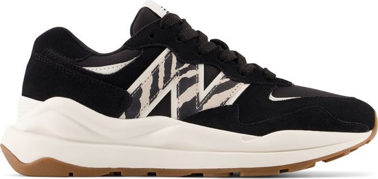Zwarte New Balance sneaker met witte zebraprint op de zijkant en beige zool.