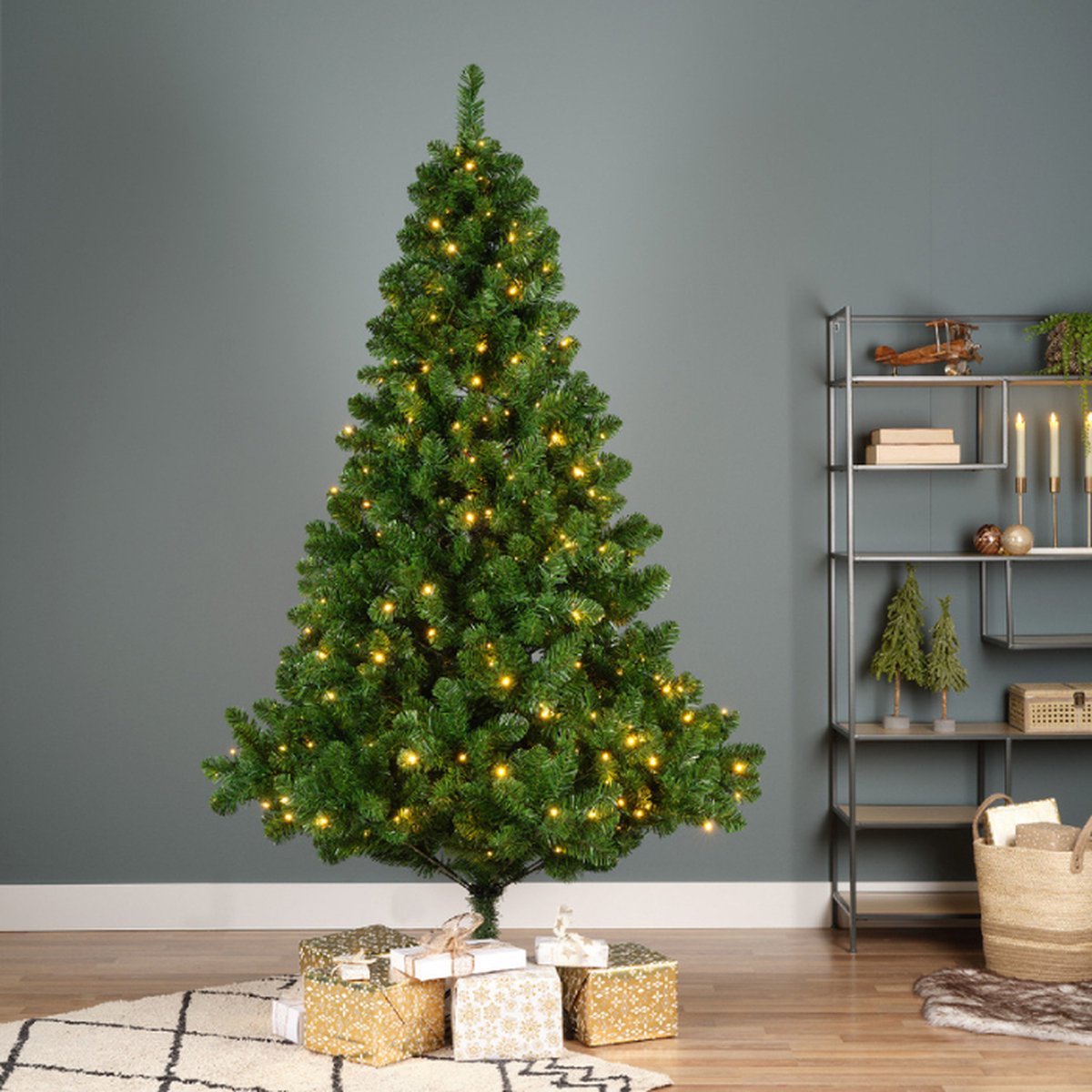 Everlands - Imperial Pine - Kunstkerstboom 240 cm hoog - Met energiezuinige LED lampjes – foto 6