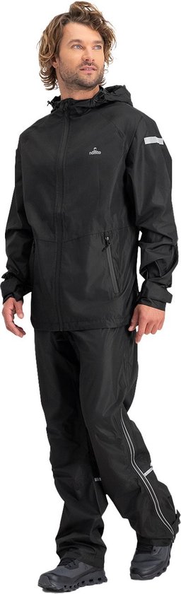 Heren regenpak in het zwart, bestaande uit een jas met capuchon en een regenbroek. Beide kledingstukken hebben reflecterende details.