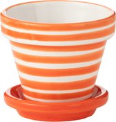 Oranje bloempot met witte strepen en bijpassende schotel.
