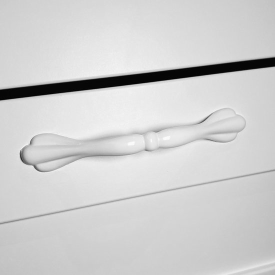 Witte, klassieke, gedraaide handgreep met bolle uiteinden, bevestigd op een witte lade.