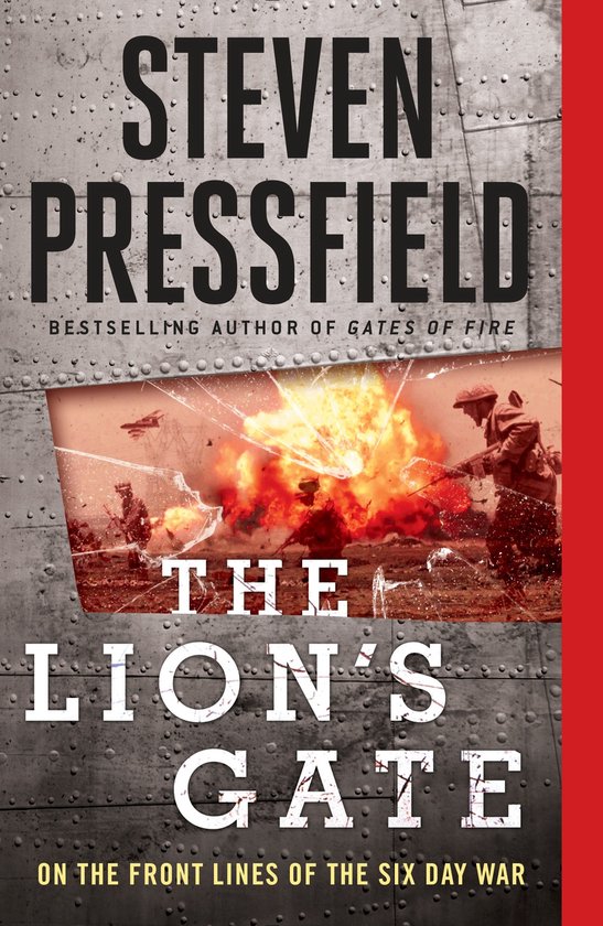 Boek 'The Lion's Gate' van Steven Pressfield, met een explosie en soldaten op de voorgrond.