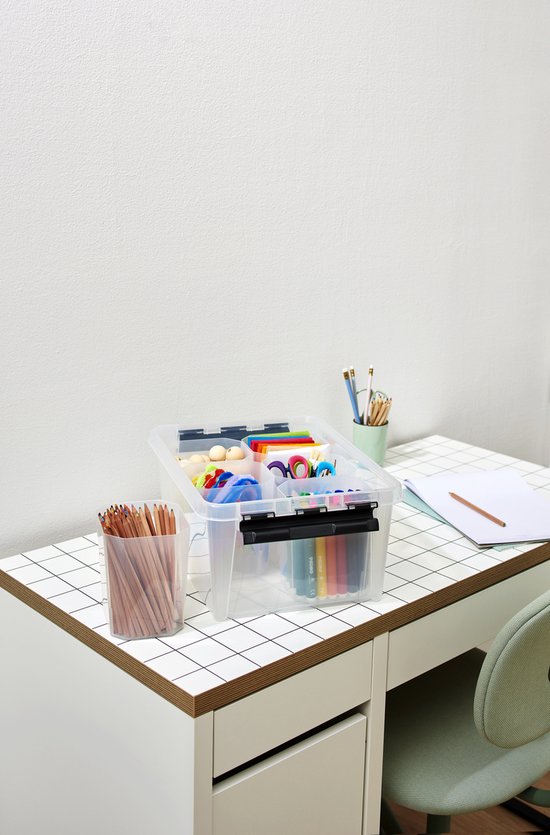 Transparante SmartStore opbergdoos met vakverdelers, gevuld met diverse knutselspullen, op een bureau.