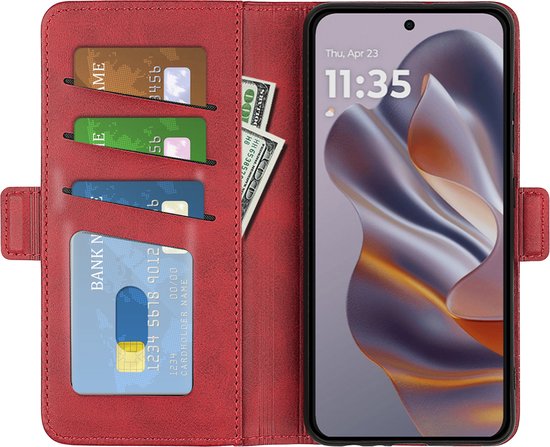 Rood telefoonhoesje met vakjes voor creditcards en een geldbiljet, en een telefoon met klok.