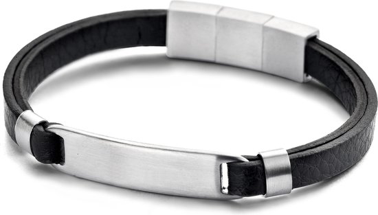 Zwarte leren armband met een rechthoekig, geborsteld stalen plaatje en een stalen sluiting.