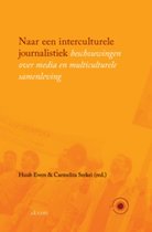 Boek 'Naar een interculturele journalistiek beschouwingen over media en multiculturele samenleving'. Titel en auteurs zichtbaar op oranje achtergrond met silhouetten van mensen.