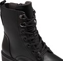 Sluiting van zwarte Tamaris Comfort dames laars met veter