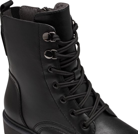 Sluiting van zwarte Tamaris Comfort dames laars met veter