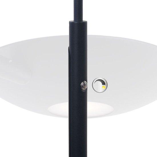 Détail du lampadaire noir : interrupteur et variateur sur le montant.