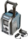 Makita bouwradio met oplader, turquoise en zilver van kleur, met handvat en display.